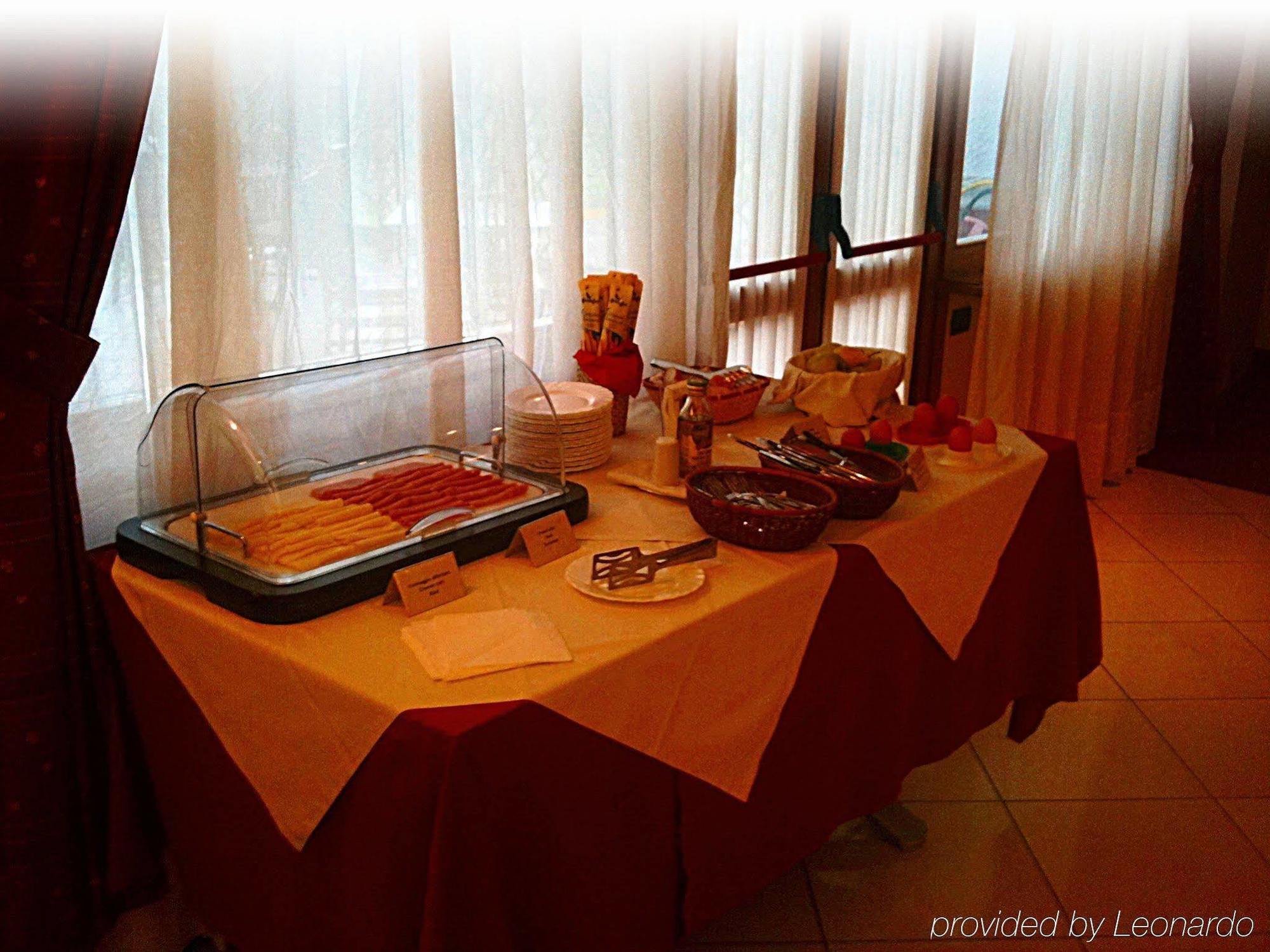 מונקאליירי Best Quality Hotel La Darsena מסעדה תמונה