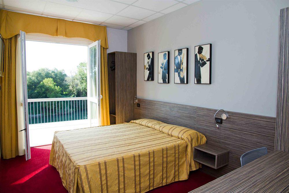 מונקאליירי Best Quality Hotel La Darsena מראה חיצוני תמונה